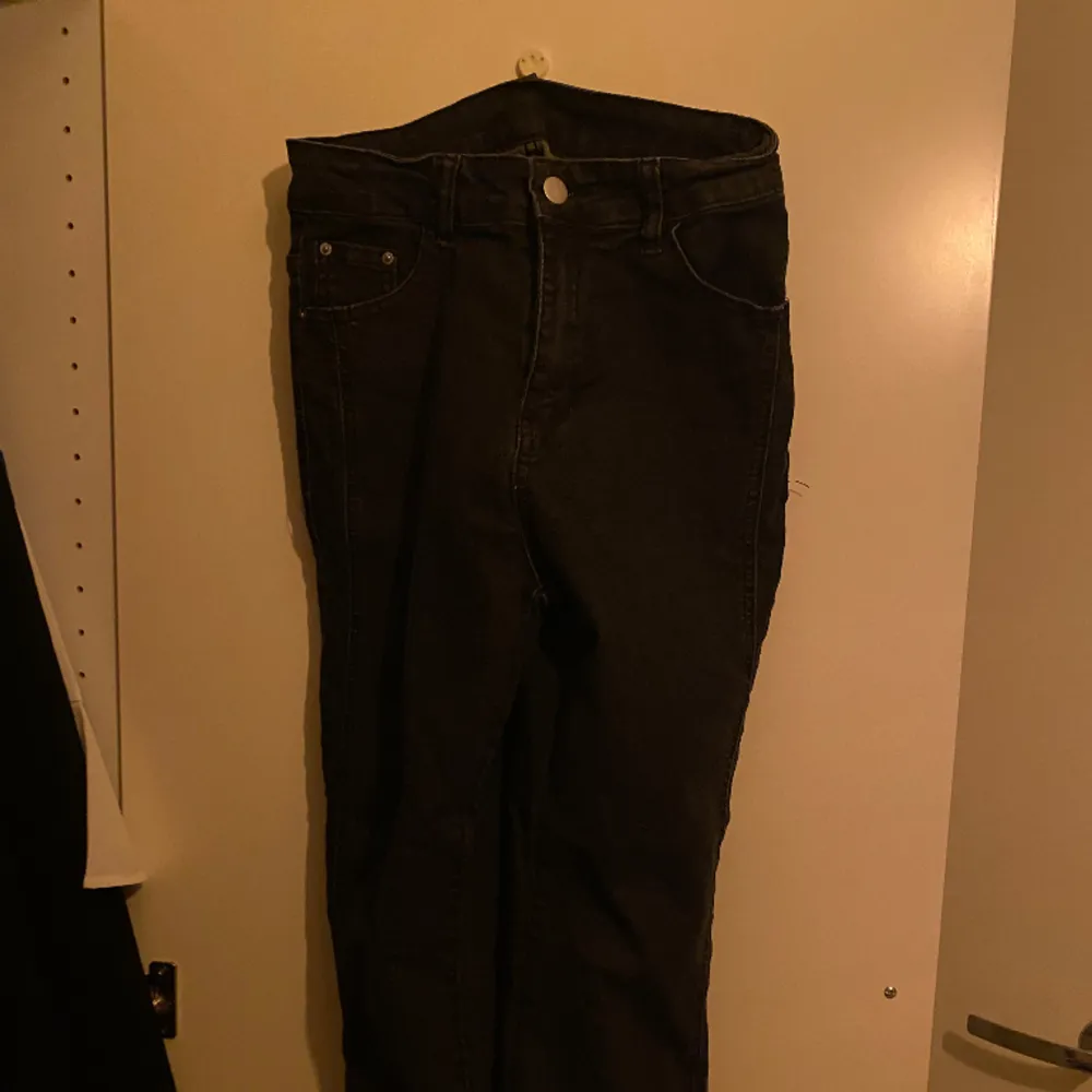 Svarta jeans köpta på shein för 150 de passar ej längre de är i nytt skick fortfarande!. Jeans & Byxor.