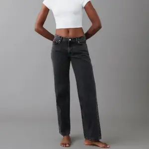 Säljer mina gråa low waist jeans från Gina Tricot som är i superfint skick! 🫶🏻