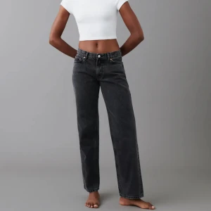 Low waist jeans - Säljer mina gråa low waist jeans från Gina Tricot som är i superfint skick! 🫶🏻
