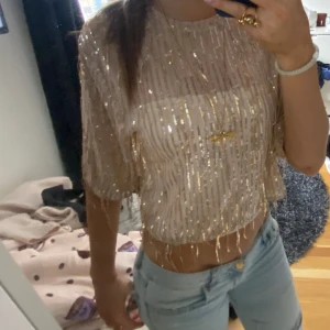 Glitter tröja - Jättefin glitter tröja. Den är perfekt till festliga tillfällen. Den är i storlek M. Skriv för frågor!