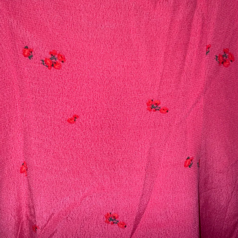 Maxiklänning från Adoore som gått ur sortimentet. Rosa med små blommor på. Anpassningsbara axelband. Oanvänd.. Klänningar.