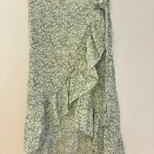 Finaste kjolen!! - Säljer nu min favoritkjol i finaste tyget då den blivit för liten! Toppskick, ser ut som ny!! Har både knyt och dragkedja i sidan🫶🏻