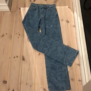 Vågmönstrade jeans - Helt oanvända Jeans från Never Demin. (Waist 24, length 23) bestämde dem men de var alldeles för långa för mig (är 155) och var alldeles för lat för att skicka tbk…. Så nu är dem helt oanvändbara för mig. 