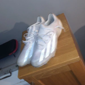 Adidas x crazyfast  - Säljer dem pga att de är för tajta för mig.Använda ba ett fåtal gånger  Storlek 44  Finns i Degerfors men kan hämtas till Örebro eller Karlskoga. Pris kan diskuteras 