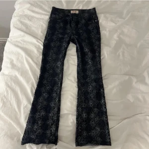 Byxor ifrån mos mosh!!🙌🏼🙌🏼 - Super snygga byxor ifrån mos mosh!! I super kvalite och inga defekter!!