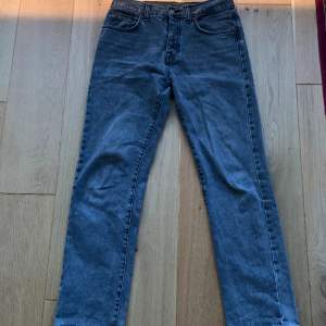 Gråa Zara Straight leg jeans i storlek 38 vilket motsvarar ungefär 30/32. Jeansen är använda men är fortfarande i gott skick. 