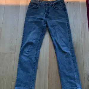 Gråa Zara Straight leg jeans i storlek 38 vilket motsvarar ungefär 30/32. Jeansen är använda men är fortfarande i gott skick. 