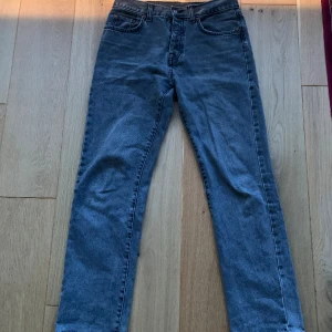 Zara Straight leg jeans  - Gråa Zara Straight leg jeans i storlek 38 vilket motsvarar ungefär 30/32. Jeansen är använda men är fortfarande i gott skick. 