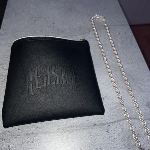 Kejsar Cordell Länk 6mm Silver - Säljer min cordell halsband, 6mm och 55cm. Äkta silver köpt från kejsar.se för 2299kr. Den köptes under september månad 2023 och är i bra skick. Kvitto finns. 