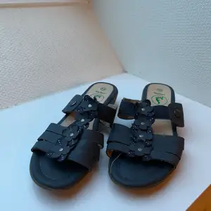 Mörkblå sandaletter med liten klack i använt skick. 