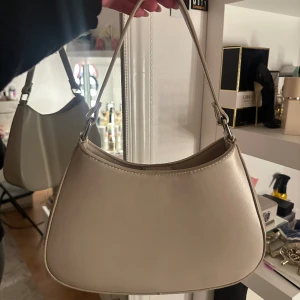 Axelremsväska gina - Säljer denna suupeerfina väska från gina tricot som jag bara använt 1 gång.