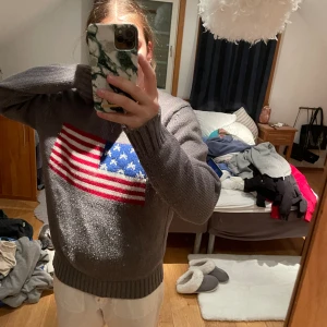 Snygg stickad - Jätte fin stickad tröja som liknar den från Ralph Lauren💕 Säljer då den inte används❤️ Öppen för prisförslag och köp nu💥 Stl XL men passar som en M