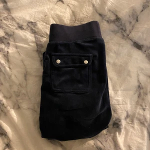 Juicy Couture - Juicy couture i xxs, nightsky. Inga defekter utöver att metallbitarna har gått av, de är uppsydda cirka 8 cm. Fick hem dem så. Passar nog bra på nån 140-150. Jättefint uppsydda, syns nt. Meddela för bild eller frågor, pris kan diskuteras!
