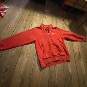 Stüssy tröja - En riktigt fin stussy tröja, litet hål. Ganska använd men hyfsat bra skick ändå. Köpte på selvage i Kalmar helt ny. Kan sänka priset