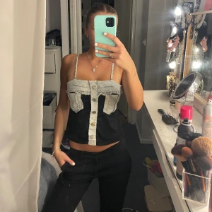 Topp med denim detaljer - Så himla fin topp med denim detaljer. Så bekväm. Storlek s och jag brukar alltid ha xs i kläder. 