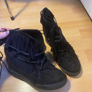 Fransskor - Coola sneakers med fransar! Väldigt bra skick!