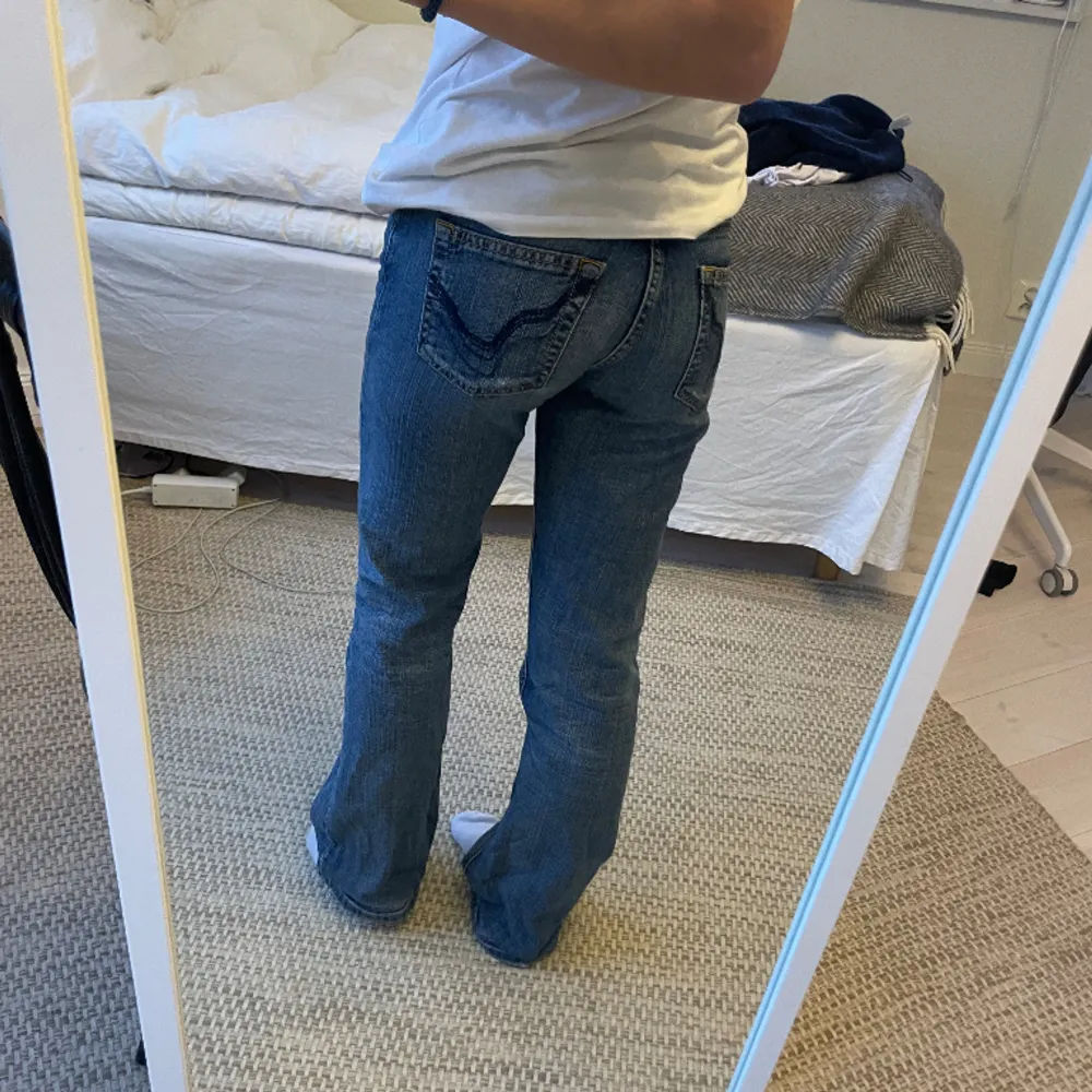 Säljer dessa superfina ljusblå jeans som är gamla från hm. Jag har sytt in dem lite i midjan men inget som syns. Midjemått: 37 cm, innerbenslängd: 80 cm. Jeans & Byxor.