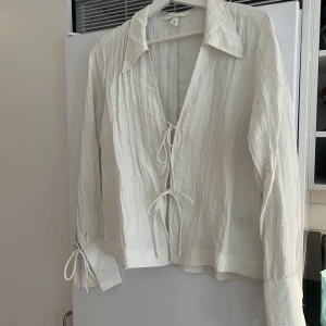 Fin blus från h&m - Fin blus i strl M i smal passform! Otrolig festtopp men även till vardags 🫶🏼