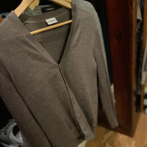 Stickad cardigan - Tja! Säljer min stickade merinoull cardigan från John Henric eftersom den inte kommer till användning. Skicket är i 8.5/10 då den är använd ett fåtal gånger men har inga defekter! Pris är ej hugget i stenen och skriv vid minsta fundering!