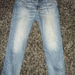 Lee jeans regular fit - Säljer dom här jeansen från Lee som bara ligger i garderoben storlek 33/32 Priset kan diskuteras 