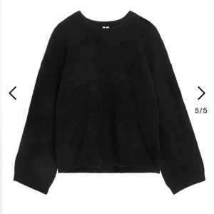 Stickad tröja - Säljer min stickade tröja i alpacka från Arket. Använd 1 gång, helt i nyskick. Nypris 990kr🤍