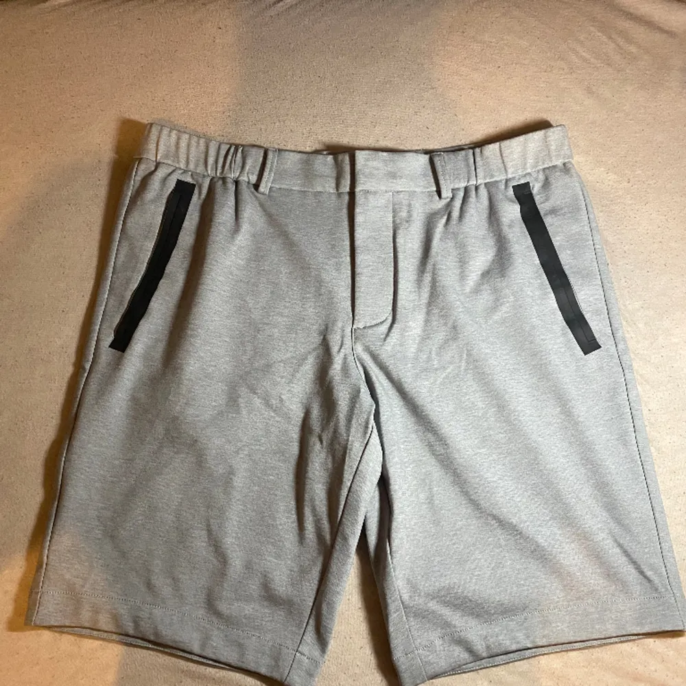 Hugo boss shorts, knappt använda. Skicket är som nya, finns inga täcken på att dom är  använda. . Shorts.