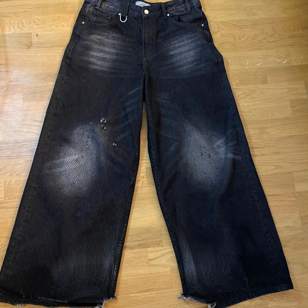 110 cm långa Rejäl heelbite annars bra skick Size XL . Jeans & Byxor.