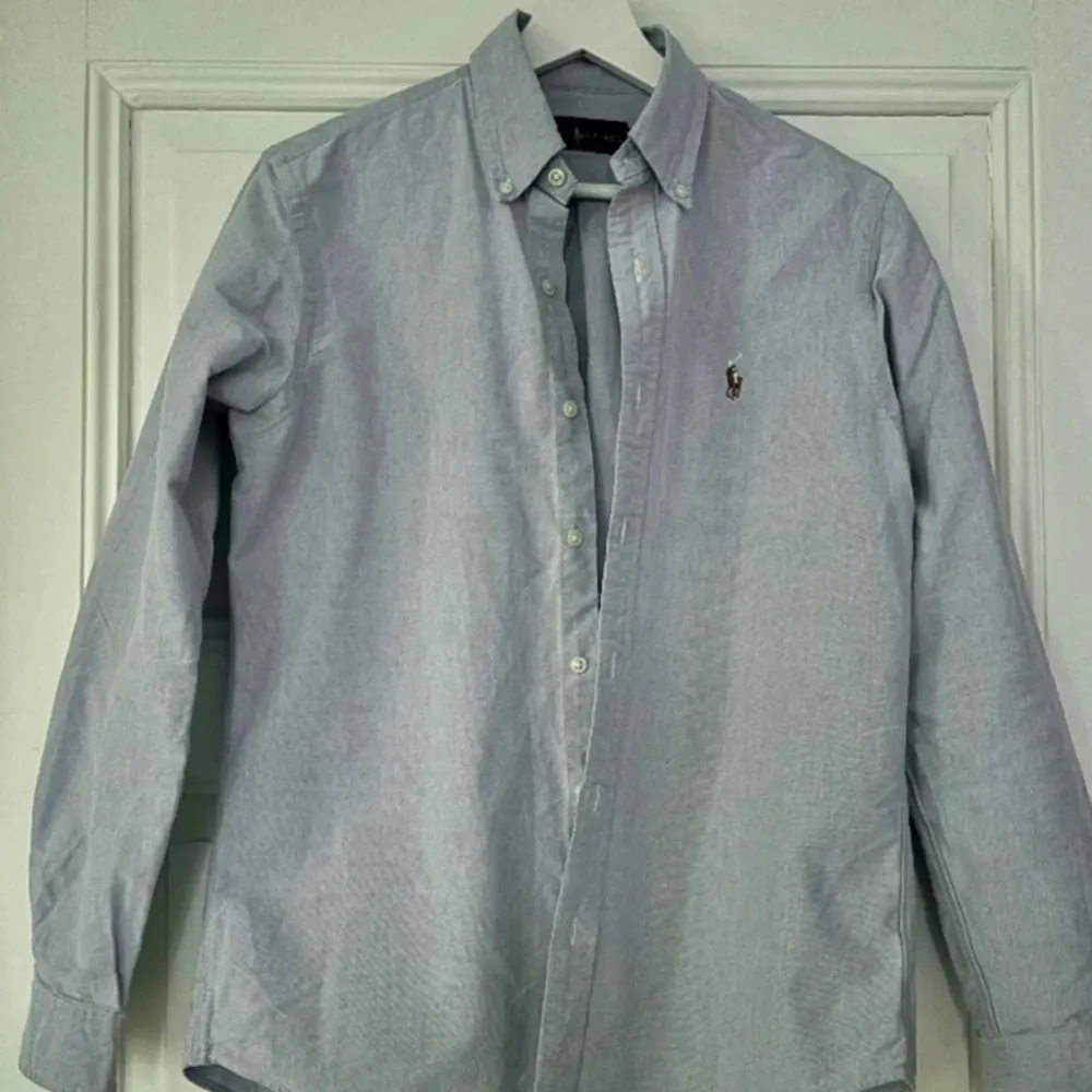 Ralph lauren skjorta som är riktigt bra skick 🤩9,3/10 🤩 Storlek S som passar typ 165-180 cm. Färg ljus blå som är riktig snygg färg. Skjortor.