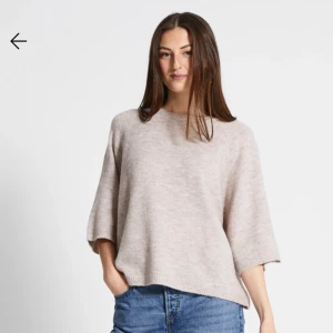 Stickad T-shirt  - Säljer denna super fina stickade T-shirt från lager som är helt slutsåld. Den är i storlek xs och pris lappen sitter kvar. Pris kan diskuteras 