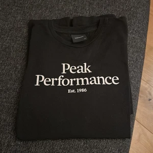 T-shirt pojke - Använd t-shirt i fint skick. Inga märke eller hål.