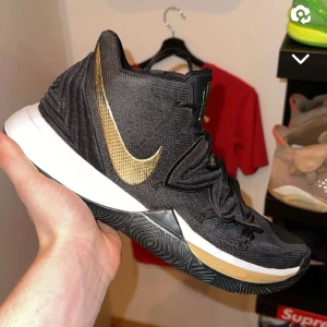 Kyrie 5 - Kyrie 5s i storlek 45,5 Ingen box och i bra skick, fler bilder i dm 