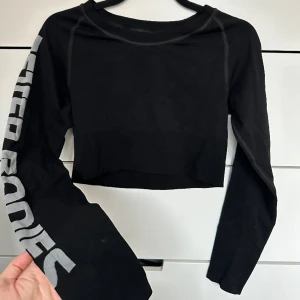 Topp - Snygg stretchig topp med text på armen ”Better Bodies”