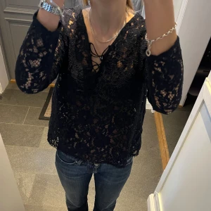 Svart spetströja - Svart spetströja från Yessica. Kan inte hitta storlek men skulle säga M, passar även S. Fint skick. Jag skickar med tillhörande linne. Använd gärna köp nu!