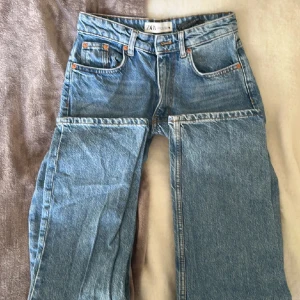 zara jeans  - säljer dessa två par jeansen från zara ett par blåa och ett par grå/svarta. Säljer då de är för små för mig❤️100kr styck