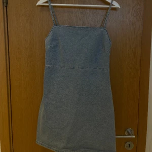 Jeansklänning från Zara - Jeansklänning från Zara i strl M. Fin passform!