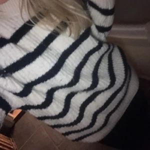Stickad tröja - Jättemysig och fin stickad tröja från H&M🫶🏻 Säljer den då den är för stor men har använt den cirka 3 ggr💕      Är öppen för prisförslag vi snabb affär❤️