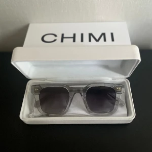 Chimi 04 grey - Hej säljer mina chimi 04 i färgen grey då dom inte används längre. Skick 10/10 nypris 1250kr, alla tillbehör finns med