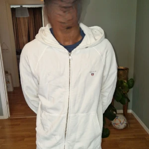 Gant hoodie - Gant Hoodie till salu. Denna Gant hoodien är oanvänd då den bara legat i min garderob och ser helt ny ut. Kontakta om intresserad eller om andra frågor.