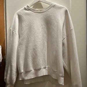 Vit collegetröja - Vit collegetröja från Gina Tricot. Välanvänd. Storlek M. 50:- ex frakt. 