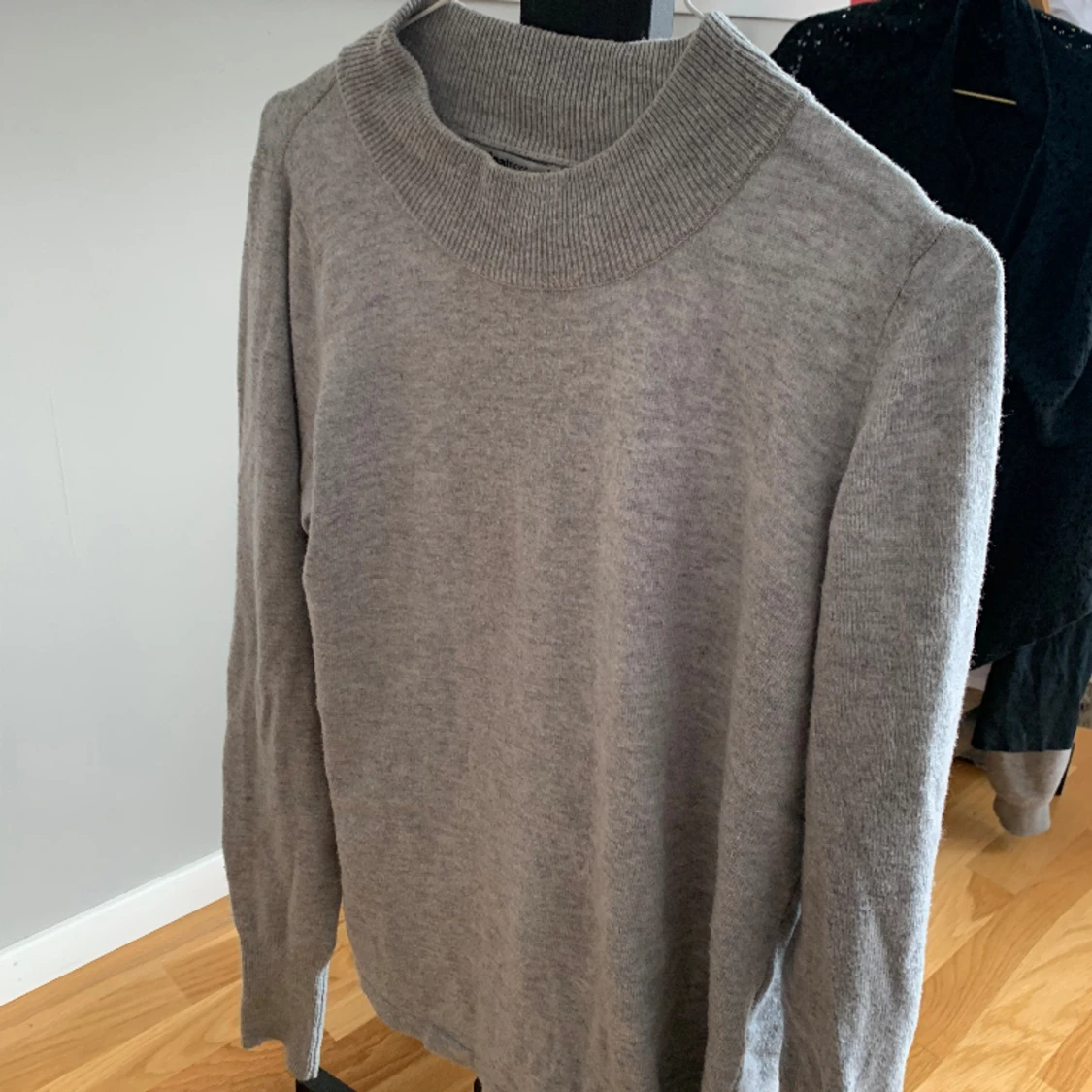 Grå stickad tröja