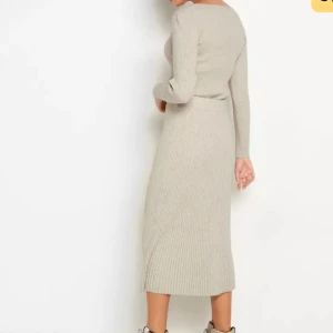 Ribbstickad kjol - Ribbstickad beige kjol i storlek s. Nypris: 399 Knappt använd.