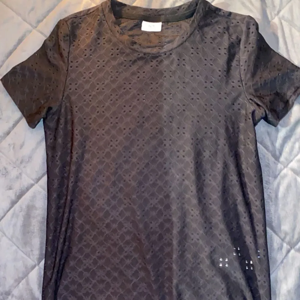 Super fin svart spets tröja som är i helt ny skick❤️ från ett märke som heter JDY. Blusar.