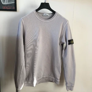 Stone Island Lavender Crewneck - Size: L Färg: Lavender Cond: 8/10, använd men inga flaws Säljer pga för liten