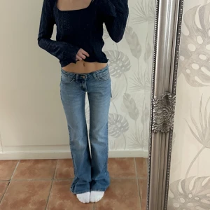 Low waist abrand jeans - Säljer mina abrand jeans med prislappen kvar. Midjemåttet: 34-35cm Innerbenetslängd: 84cm Orginalpriset 999kr säljer för 600kr pris kan diskuteras✨💗