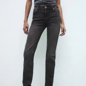 Säljer denna straight jeans med låg midja från zara då de ej passar. Skicka för fler bilder!