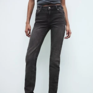 Zara straight low waisted jeans - Säljer denna straight jeans med låg midja från zara då de ej passar. Skicka för fler bilder!
