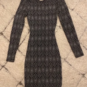 Festlig glitterklänning - Tajt snygg glittrig klänning från HM som passar perfekt till fest! 🌟🕺🏼 Den är väldigt stretchig så skulle säga att den passar i alla fall xxs-s även m men då blir den kortare