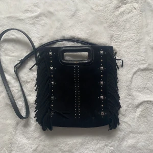 Svart majeväska  - Säljer den här jätte coola (stor) maje väskan med nitar, väl använd dock i väldigt bra skick ❣️