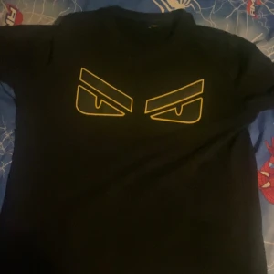 Fendi tröja - Tröjan är en äldre modell än de flesta, Storleken är XXL men passar perfekt till både M-L och XL. Tröjan är i Bra skick! För fler frågor så kan du skicka ett meddelande åt mig. 