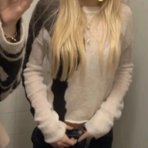 Weekday tröja - ALDRIG ANVÄND!!! HELT NY!! Har bara klippt bort lappen🫠🫠 Jätte jätte snygg!!! Till fest och skolan💕💕